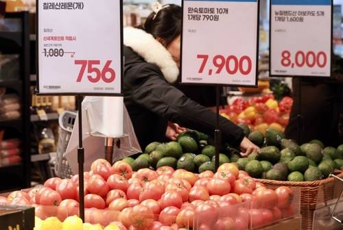 원·달러 환율 급등으로 수입물가가 뛰면서 농축수산물부터 석유·가공식품까지 물가 전반이 크게 오르고, 정부가 비축분 방출과 할당관세 등 총력 대응에 나섰다는 분석이 나왔다. [연합뉴스]