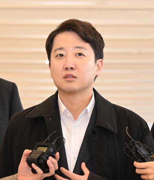 이준석 개혁신당 대표가 21일 서울 종로구  KT 광화문빌딩 김건희특검팀에 피의자로 출석하며 취재진 질문에 답하고 있다.   
 한주형 기자