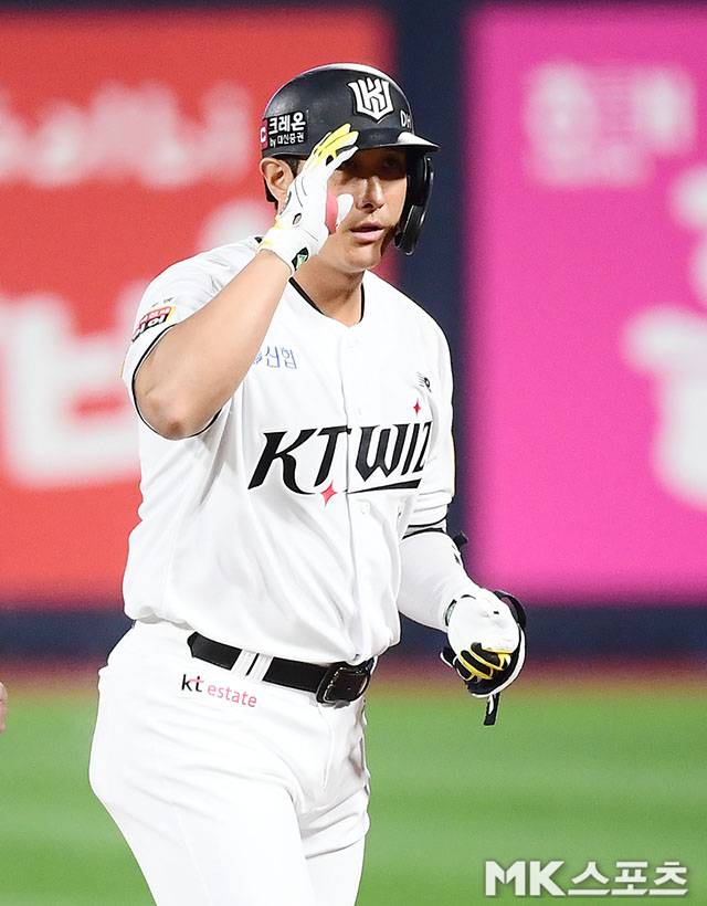 2024년 10월 8일 오후 경기도 수원KT위즈파크 ‘2024 KBO리그 포스트시즌’ LG 트윈스와 KT 위즈의 준플레이오프 3차전 경기가 열렸다. 3회말 2사 1루에서 KT 황재균이 좌전안타를 치고 출루하고 있다. 사진=김영구 기자