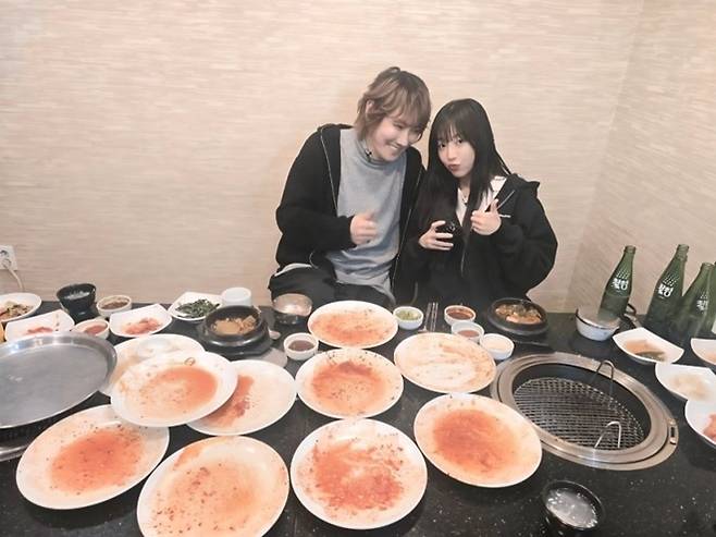 김장훈이 최근 자신의 SNS에 쯔양과 함께한 사진을 공개하며 “어제 쯔양양이랑 감히 먹방 세기의 대결을 펼쳤다”고 밝혔다. / 사진 = 김장훈 SNS