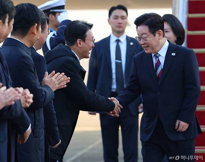 [성남=뉴시스] 최동준 기자 = G20 정상회의 등 중동·아프리카 순방 일정을 마친 이재명 대통령이 26일 경기 성남공항에 도착해 김민석 국무총리와 악수하고 있다. 2025.11.26. photocdj@newsis.com /사진=