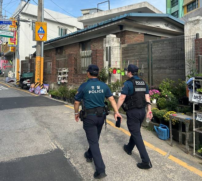 관악경찰서 소속 경찰관들이 지역 순찰에 나선 모습./사진제공=관악경찰서.