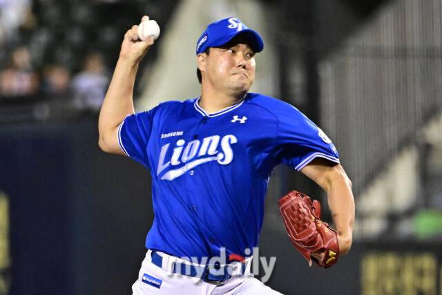 26일 서울 잠실야구장에서 열린 '2025 신한 SOL BANK KBO리그' 삼성 라이온즈와 두산 베어스 경기. 삼성 김태훈이 8회말 무사 1루에 교체되 마운드에 올라 힘차게 투구하고 있다./마이데일리