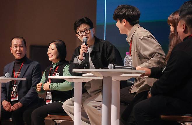 한동훈 국민의힘 한동훈 전 대표가 21일 경기도 고양시 킨텍스에서 연 토크콘서트에서 참가자들과 대화하고 있다. [연합]