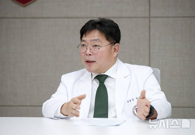 [서울=뉴시스] 서동훈 고려대학교 안산병원 병원장이 지난 16일 뉴시스와 인터뷰하고 있다. (사진= 고려대학교 안산병원 제공)