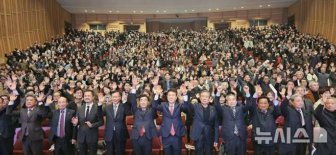 [포항=뉴시스] 송종욱 기자 = 20일 포항문화예술회관에서 김일만 포항시의회 의장의 저서 '포항만, 시민만 바라보는 김일만의 약속' 출판기념회 및 북 콘서트에서 참석자들이 'AI 김일만'의 인사에 손을 들어 반기고 있다. (사진=김일만 의장 제공) 2025.12.21. photo@newsis.com