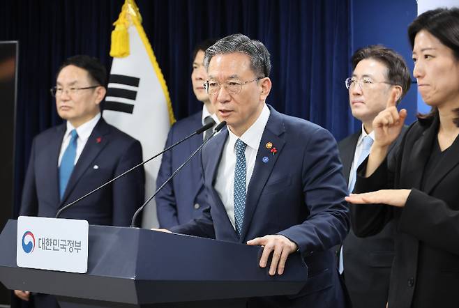 업무보고 사후 브리핑하는 정성호 법무부 장관. 연합뉴스