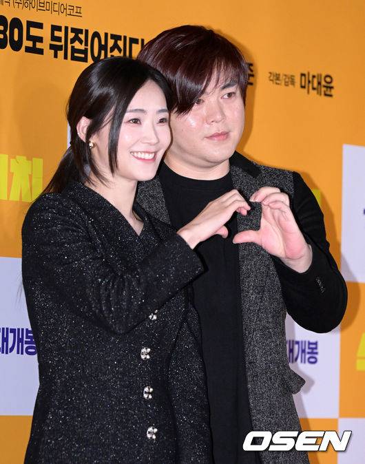 [OSEN=지형준 기자] 2일 오후 서울 잠실 롯데시네마 월드타워점에서 영화 '스위치' VIP 시사회 포토월 행사가 열렸다.이날 참석한 소율-문희준 부부가 포토타임을 하고 있다. 2023.01.02 /jpnews@osen.co.kr