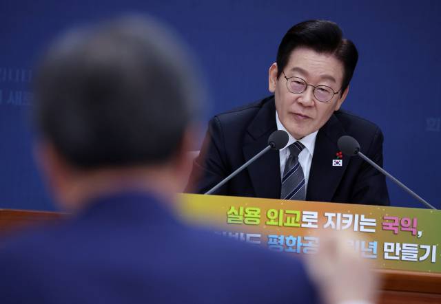 이재명 대통령이 19일 정부서울청사 별관에서 열린 외교부(재외동포청)·통일부 업무보고에서 조현 외교부 장관에게 질문하고 있다. 연합뉴스