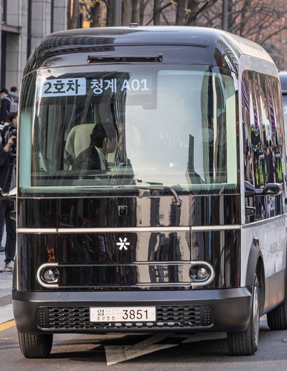 2022년 11월24일 서울 청계광장 인근 도로에서 청계천 자율주행 전용 버스가 목적지를 향해 이동하고 있다. ⓒ연합뉴스