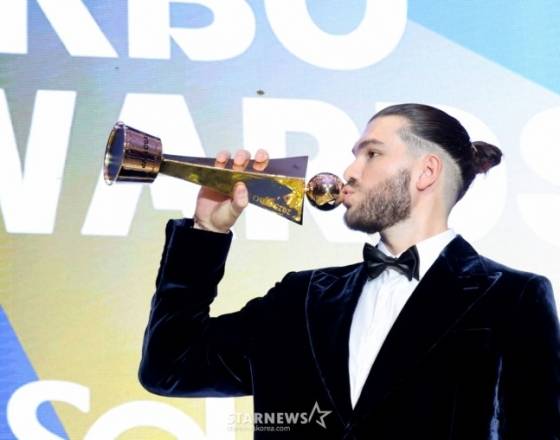 MVP 트로피에 입맞춤하는 폰세. /사진=강영조 선임기자