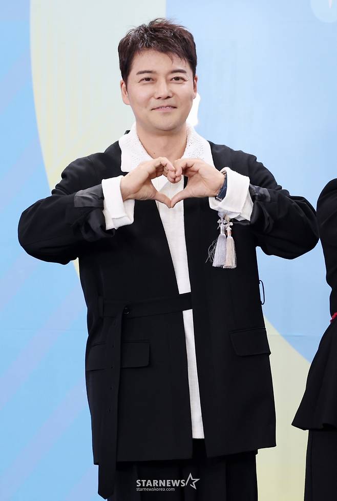 방송인 전현무가 20일 서울 영등포구 KBS홀에서 진행된 '2025 KBS 연예대상' 시상식에 참석해 포즈를 취하고 있다. /2025.12.20 /사진=김휘선 hwijpg@