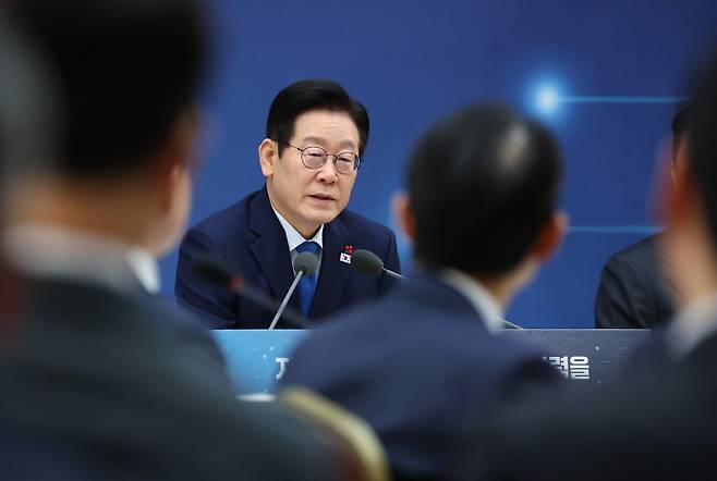 대통령이 주재하는 부처별 업무보고를 두고 긍정론과 부정론이 교차하고 있다. [사진 | 뉴시스]