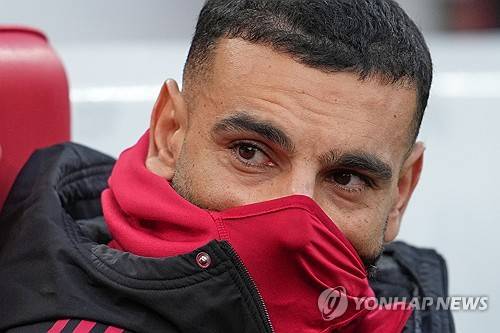 영국 공영방송 BBC는 20일(한국시간) 리버풀 공격수 모하메드 살라가 최근 폭언을 한 후 팀 동료들에게 사과했다고 보도했다. 살라는 최근 3경기 연속 벤치에서 경기를 시작하자 인터뷰를 통해 공개적으로 불만을 일으키면서 많은 비판을 받았다. 이후 리버풀 미드필더 커티스 존슨는 살라가 최근 자신의 인터뷰 건에 대해 동료들에게 사과했다고 밝혔다. 연합뉴스