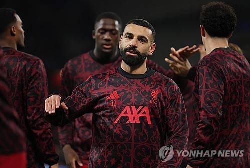 영국 공영방송 BBC는 20일(한국시간) 리버풀 공격수 모하메드 살라가 최근 폭언을 한 후 팀 동료들에게 사과했다고 보도했다. 살라는 최근 3경기 연속 벤치에서 경기를 시작하자 인터뷰를 통해 공개적으로 불만을 일으키면서 많은 비판을 받았다. 이후 리버풀 미드필더 커티스 존슨는 살라가 최근 자신의 인터뷰 건에 대해 동료들에게 사과했다고 밝혔다. 연합뉴스