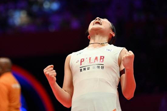 안세영은 21일 중국 항저우에서 열린 2025 세계배드민턴연맹(BWF) 월드투어 파이널 결승전에서 세계 2위 왕즈이(중국)를 2-1로 제압하고 대회 우승을 차지했다. 안세영은 3개의 슈퍼 1000 시리즈(말레이시아오픈·전영오픈·인도네시아오픈), 5개의 슈퍼 750 시리즈(인도오픈·일본오픈·중국마스터스·덴마크오픈·프랑스오픈)을 비롯해 호주오픈(슈퍼 500), 오를레앙 마스터스(슈퍼 300)에 이어 월드투어 파이널까지 우승하면서 올해 11차례 국제대회 우승을 일궈냈다. BWF는 경기 직후 안세영의 경기 장면을 SNS에 게재하면서 "최고다, 젊은 GOAT"라고 설명했다. 연합뉴스