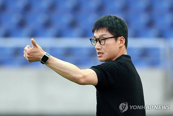 지시하는 이정효 감독 (광주=연합뉴스) 조남수 기자 = 22일 광주월드컵경기장에서 열린 K리그1 2025 20라운드 광주FC와 대전하나시티즌의 경기. 광주 이정효 감독이 작전을 지시하고 있다. 2025.6.22 iso64@yna.co.kr