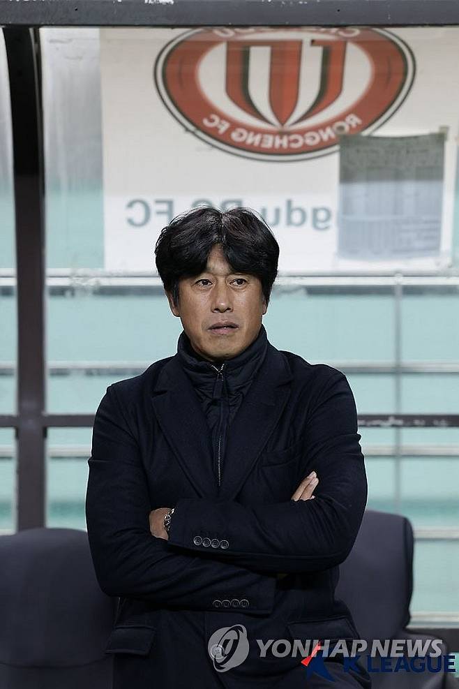 경기 지켜보는 서정원 감독 (서울=연합뉴스) 4일 서울월드컵경기장에서 열린 2025-2026 아시아축구연맹(AFC) 챔피언스리그 엘리트(ACLE) 리그 스테이지 4차전 FC서울과 청두 룽청의 경기. 서정원 청두 감독이 경기를 지켜보고 있다. 2025.11.4 [한국프로축구연맹 제공. 재판매 및 DB 금지] photo@yna.co.kr