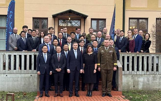 코트라-에스토니아 방산투자청, 다연장 로켓 천무 수출 계약식 (서울=연합뉴스) 21일(현지시간) 에스토니아 탈린 전쟁박물관에서 열린 '천무 공급을 위한 G2G 수출 계약식'에서 양국 주요 참석자들이 기념촬영을 하고 있다. [코트라 제공. 재판매 및 DB 금지]