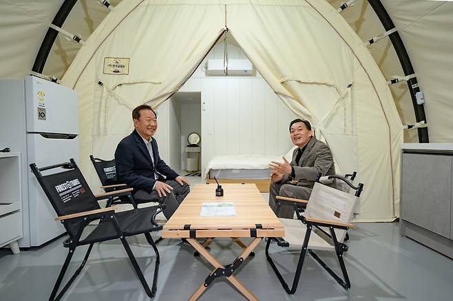 ▲ 10월 22일 열린 청량산 수원캠핑장 개장식 후 이재준 수원시장(오른쪽)과 박현국 봉화군수가 글램핑 시설을 살펴보고 있다./사진제공=수원시