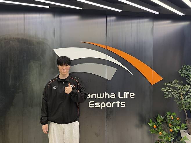 ▲한화생명 소속 '제카' 김건우가 프로필 촬영을 하고 있다.