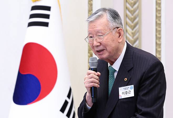 ▲ 이중근 대한노인회장이 22일 청와대 영빈관에서 열린 대한노인회 초청 오찬에서 발언하고 있다. /연합뉴스