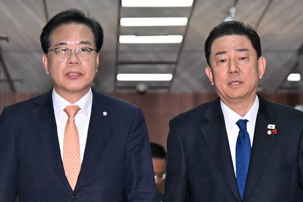 더불어민주당 김병기 원내대표와 국민의힘 송언석 원내대표가 9일 서울 여의도 국회에서 우원식 국회의장과 회동을 가진 후 의장실을 나서고 있다. 2025.12.9 [사진=연합뉴스]