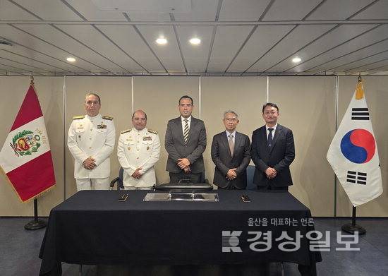 ▲ 지난 19일(현지시간) 페루 리마의 국영 시마조선소에서 호세 헤리 페루 대통령(사진 가운데)과 박용열 HD현대중공업 함정사업본부장이 '차세대 잠수함 공동개발 계약'을 체결한 뒤 기념촬영하고 있다. HD현대중 제공
