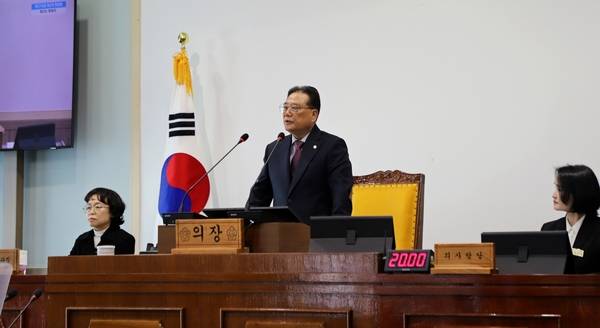이만호 함안군의회 의장이 지난 15일 제316회 제2차 정례회를 주재하고 하고 있다. /함안군의회