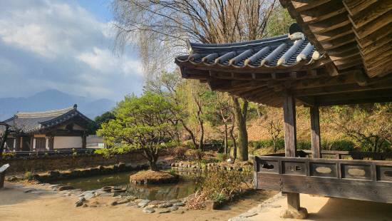 소설 토지의 '찐주인공'이라 할 수 있는 서희와 서희의 엄마인 별당아씨의 공간, 별당채와 연못.