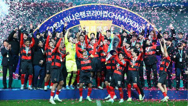 지난 2024년 하나은행 코리아컵 챔피언스에서 우승을 차지한 포항스틸러스 선수들이 환호하고 있다. 사진=포항스틸러스 제공