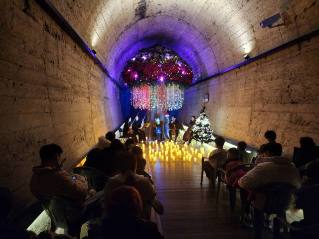 경남 김해시 생림면의 와인동굴에서 오는 25일 방문객의 마음을 따뜻하게 데울 특별한 크리스마스 콘서트가 열린다. (재)김해문화관광재단 제공