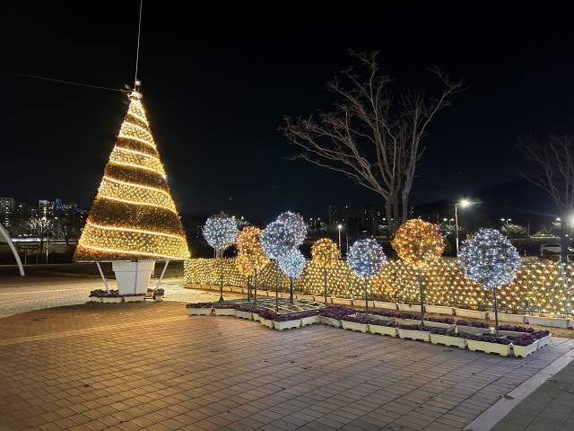 지난 19일 점등식을 갖고 운영에 들어간 황산공원 불빛정원 전경. 양산시 제공
