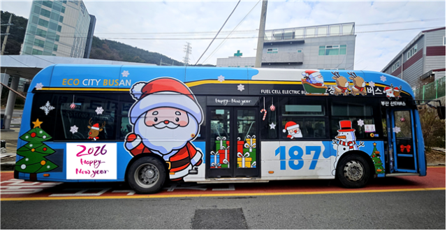 안전성을 보완해 22일 운영을 재개한 ‘산타 랩핑버스’. 부산시버스운송사업조합 제공