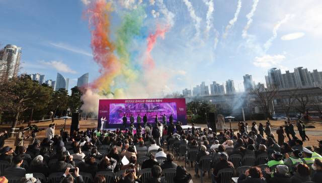 부산 해운대구 신시가지와 센텀시티를 연결하는 광안대교 접속도로 연결 준공식이 22일 오후 부산 해운대구 올림픽공원에서 열렸다. 이번 개통으로 해운대구 신시가지에서 원동 나들목까지 이동 시간이 10분가량 단축되고, 수영강변대로와 해운대로의 교통량을 분산해 센텀시티 일대 교통난이 해소될 것으로 기대된다. 이재찬 기자 chan@
