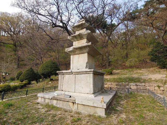 보물인 영주 부석사 삼층석탑.