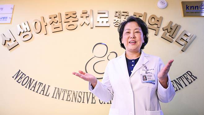 정지은 대구가톨릭대병원 소아청소년과 교수(모아센터장)가 신생아집중치료실(NICU) 앞에서 초극소 저체중 출생아 치료 경험에 대해 설명하고 있다. 정 교수는 출생 체중 328g 미숙아를 191일간 치료해 건강하게 퇴원시키는 데 핵심 역할을 했다.이현덕기자 lhd@yeongnam.com