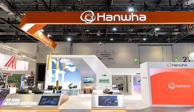 2025년 9월 9일부터 12일까지&nbsp;영국&nbsp;런던에서 열린 글로벌&nbsp;방산&nbsp;전시회&nbsp;'DSEI 2025'에&nbsp;참가한&nbsp;한화&nbsp;전시관에&nbsp;K9&nbsp;자주포,&nbsp;천무&nbsp;유도탄, 모듈화 장약(MCS)&nbsp;등&nbsp;제품들이&nbsp;전시돼&nbsp;있다./사진=한화