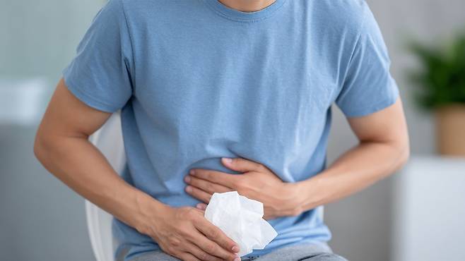 과음·과식 후에 대변에 피가 섞여 나오는 '혈변'을 경험할 수 있다｜출처: 클립아트코리아