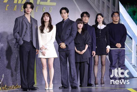22일 오전 서울 웨스틴 서울 파르나스에서 열린 넷플릭스 시리즈 '캐셔로' 제작발표회가 열렸다. 이창민 감독, 배우 이준호, 김혜준, 김병철, 김향기, 이채민, 강한나가 참석했다. 박세완 엔터뉴스팀 기자 park.sewan@jtbc.co.kr