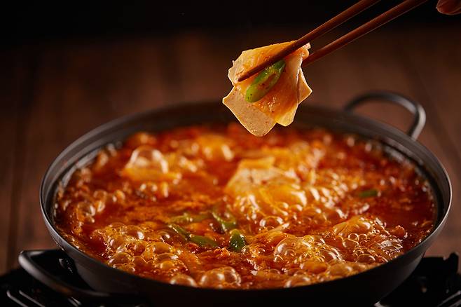 맛을 내기 위해 찌개, 반찬 등을 짜게 먹는 경우가 있다. 설탕도 많이 넣어 당 과다 섭취가 우려된다. 사진=게티이미지뱅크