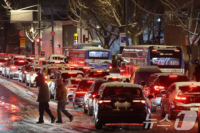 폭설이 내린 4일 오후 서울 종로구 안국동 도로의 차량들이 눈길에 큰 정체를 빚고 있다. 2025.12.4/뉴스1 ⓒ News1 이광호 기자