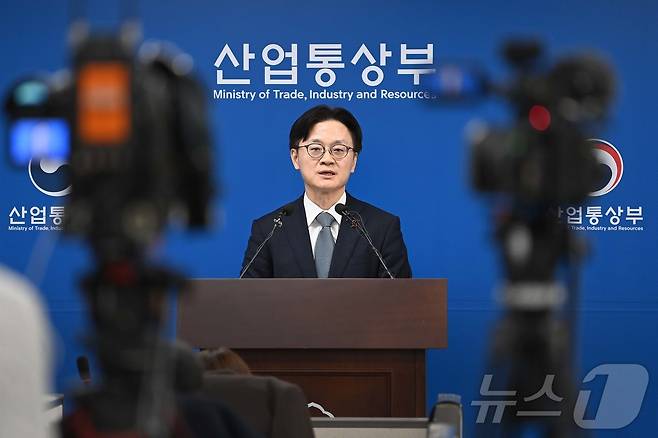 김정관 산업통상자원부 장관이 17일 오후 세종시 정부세종청사 산업부 기자실에서 '산업통상부 업무보고 사후 브리핑'을 하고 있다. (산업통상자원부 제공. 재판매 및 DB 금지) 2025.12.17/뉴스1