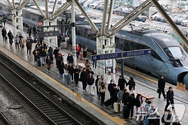 서울역에서 승객들이 이동하고 있다. 2025.12.11/뉴스1 ⓒ News1 안은나 기자