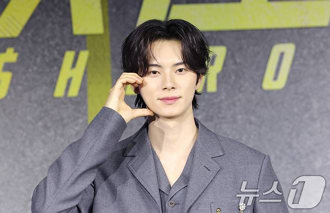 배우 이채민이 22일 서울 강남구 웨스틴 서울 파르나스에서 열린 넷플릭스 시리즈 '캐셔로' 제작발표회에 참석해 포즈를 취하고 있다. '캐셔로'는 결혼자금, 집값에 허덕이는 월급쟁이 '상웅'이 손에 쥔 돈만큼 힘이 강해지는 능력을 얻게 되며, 생활비와 초능력 사이에서 흔들리는 생활밀착형 내돈내힘 히어로물이다. 2025.12.22/뉴스1 ⓒ News1 권현진 기자