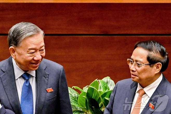 팜 민 찐 베트남 총리(오른쪽)와 또 럼 베트남 공산당 서기장이 10월 20일 국회 개회식에서 만나 대화하고 있다. 2025.10.20 ⓒ AFP=뉴스1 ⓒ News1 강민경 기자