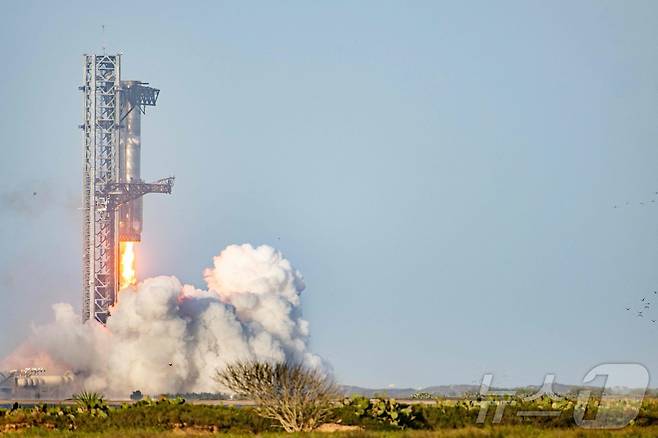 (사진은 기사 내용과 무관함) 스페이스X의 재사용 발사체 '스타십' 로켓이 6일(현지 시간) 텍사스주 보카치카 해변 스타베이스 우주 발사시설에서 8차 지구궤도 시험비행을 위해 발사 후 1단 로켓 부스터는 발사대로 돌아 오고 있다. 2025.03.07 ⓒ AFP=뉴스1 ⓒ News1 우동명 기자