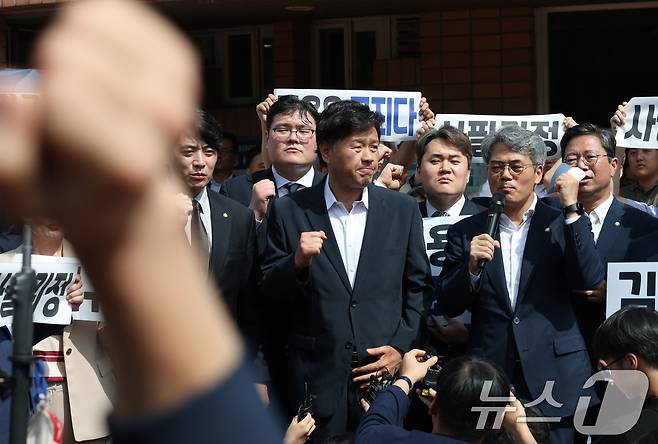 정치자금법 위반·특정범죄 가중처벌법상 뇌물 혐의로 기소된 김용 전 민주연구원 부원장이 지난 8월 20일 오전 경기 화성시 마도면 화성직업훈련교도소에서 보석으로 석방된 후 입장을 밝히고 있다. 2025.8.20/뉴스1 ⓒ News1 김영운 기자