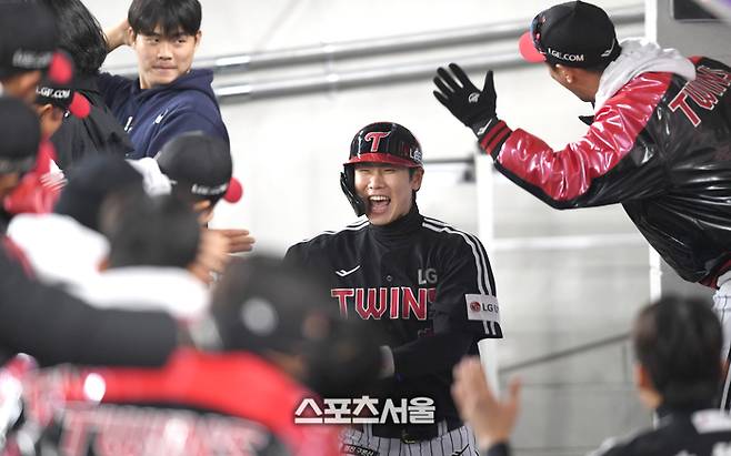 LG 홍창기 LG 홍창기가 31일 대전 한화생명볼파크에서 열린 2025 KBO 한국시리즈 5차전 한화와 경기 6회초 1사2루 김현수 적시타 때 홈을 밟은 후 하이파이브를 하고 있다. 대전 | 최승섭기자 thunder@sportsseoul.com