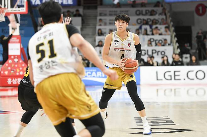 쟝관장 박정웅이 22일 안양정관장아레나에서 열린 2025~2026 LG전자 프로농구 삼성과경기에서 패스할 곳을 찾고 있다. 사진 | KBL